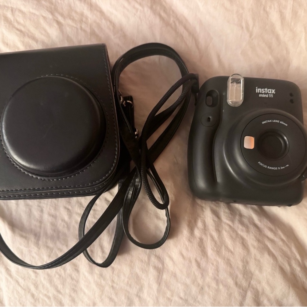 Fujifilm Instax Mini 11 Instant Camera with Case - Black